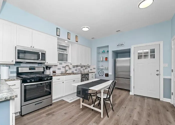 Cozy, Top-floor 3br Loft With Balcony In West Town *