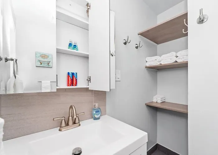 Cozy, Top-floor 3br Loft With Balcony In West Town *