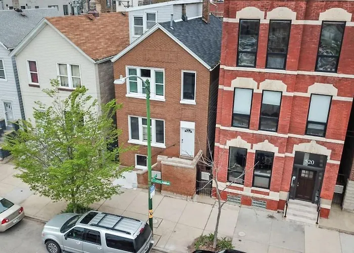 Cozy, Top-floor 3br Loft With Balcony In West Town *