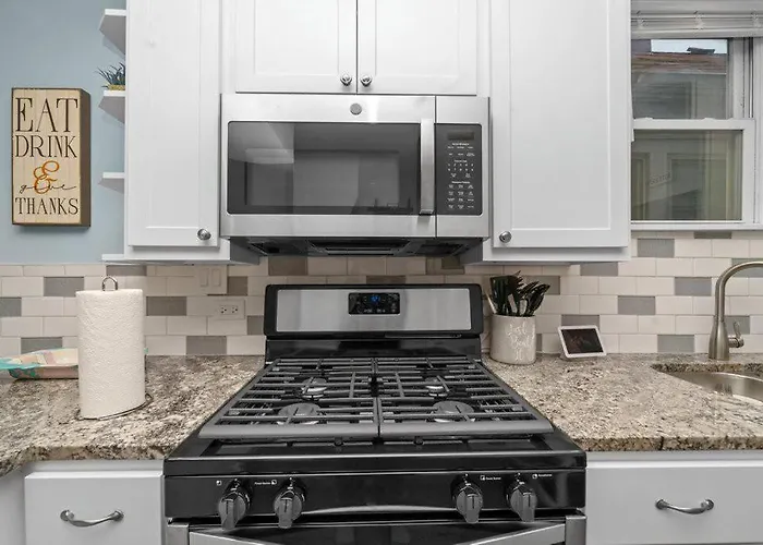 Cozy, Top-floor 3br Loft With Balcony In West Town Chicago