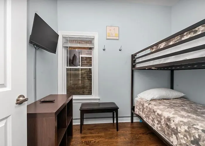 Cozy, Top-floor 3br Loft With Balcony In West Town