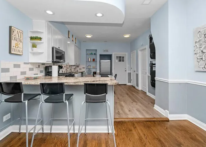 Cozy, Top-floor 3br Loft With Balcony In West Town Chicago