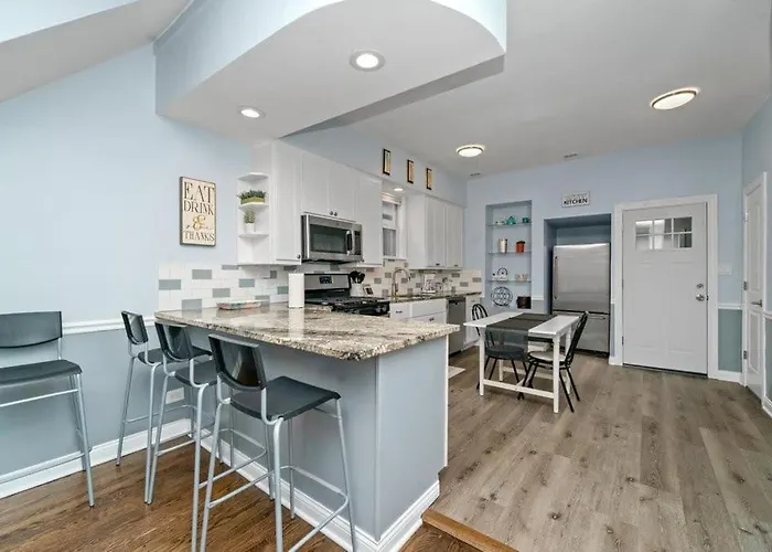 Cozy, Top-floor 3br Loft With Balcony In West Town Appartement
