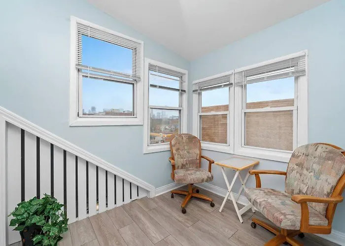 Cozy, Top-floor 3br Loft With Balcony In West Town Appartement *