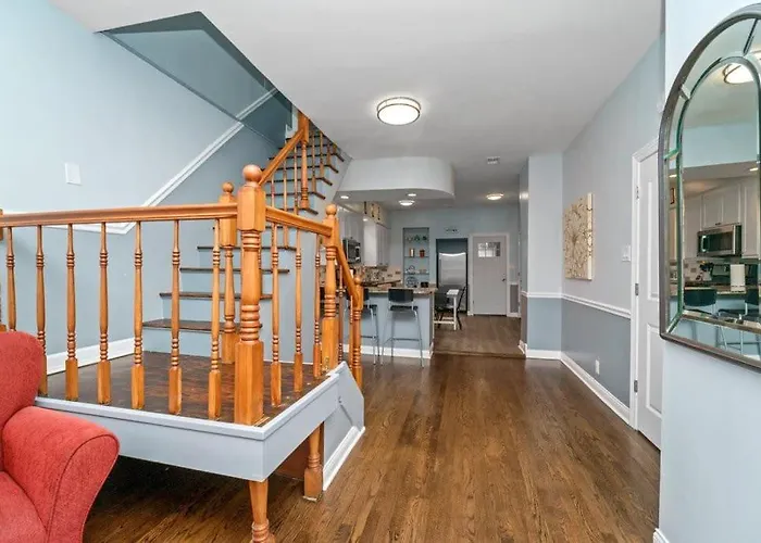 Cozy, Top-floor 3br Loft With Balcony In West Town *