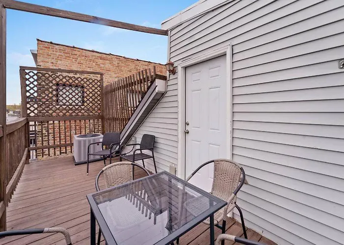 Cozy, Top-floor 3br Loft With Balcony In West Town *